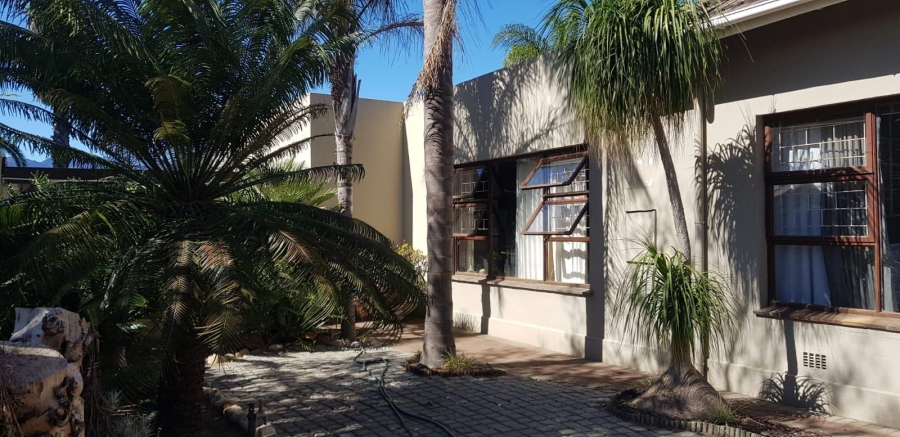 4 Bedroom Property for Sale in Lemoenkloof Western Cape